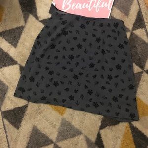 DONATED TO STUDENTS IN NEED-Cute Grey and black leaf 🍃 Print skirt, size 8